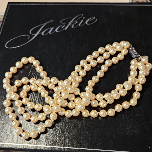 SALE!! Vintage Jackie Onassis Pearl Necklace - Picture 5 of 9